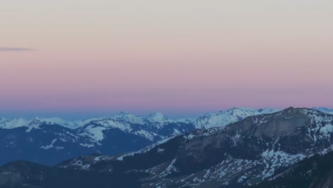 maravillarse de la pintoresca silueta de una cordillera cubierta de nieve durante el amanecer, capturada desde la perspectiva de un avión no tripulado