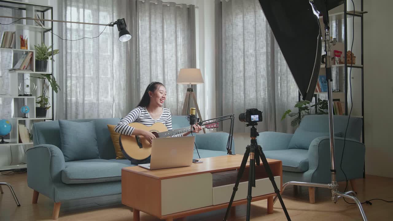 mujer tocando la guitarra y cantando para una grabación de video