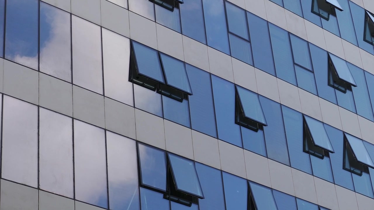 Facciata di un moderno edificio per uffici con finestre in vetro riflettente