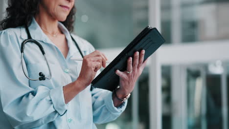 un médico usando una tableta