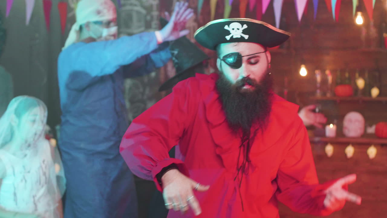 Korsan, zombi, gelin, cerrah ve cadı kostümleriyle Halloween partisi