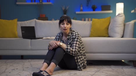 mujer mirando a la cámara confundida.
