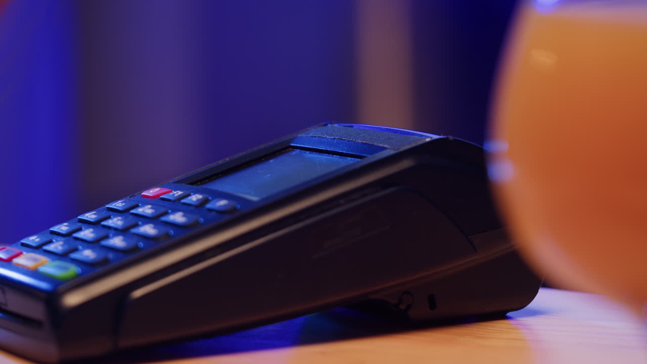 pago móvil en un bar