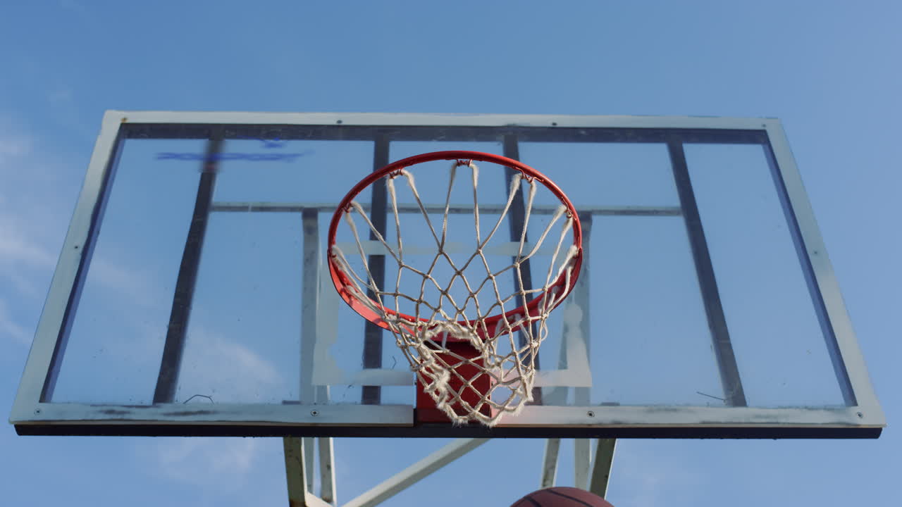 Primer plano de jugador de baloncesto callejero afroamericano entrenando solo al aire libre