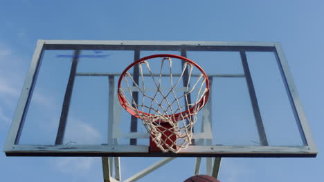 primer plano de un jugador de baloncesto callejero afroamericano entrenando solo al aire libre.