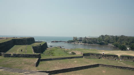 Wunderschöne-Aussicht-Auf-Das-Galle-Dutch-Fort-In-Der-Bucht-Von-Galle-An-Der-Südwestküste-Sri-Lankas-An-Einem-Sommertag---Schwenkaufnahme