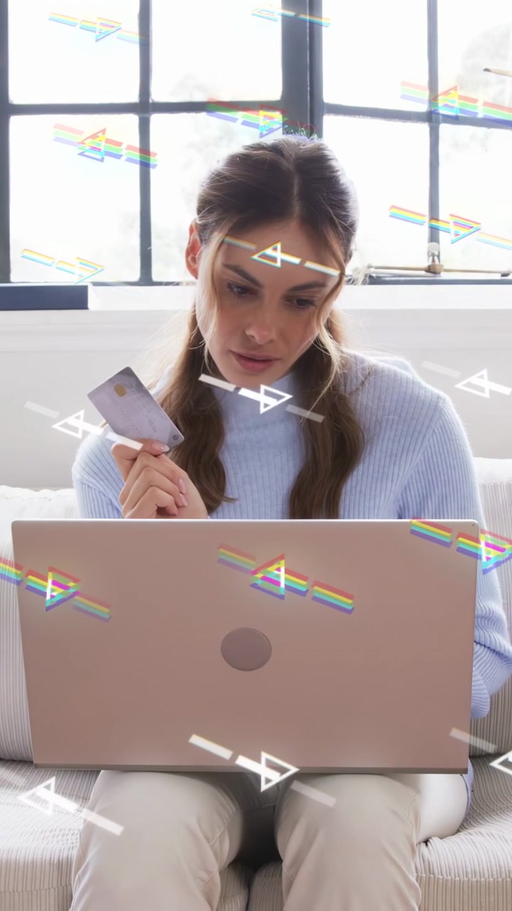 Video vertical: Mujer mirando una tarjeta, un portátil e introduciendo pagos, con un triángulo de RA moviéndose por el encuadre.