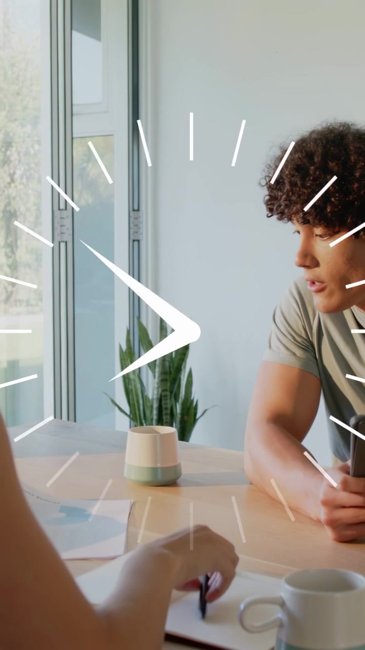 Video vertical: Dúo revolviendo una taza y tomando notas, con un reloj animado que aparece y apunta a una tableta para tecnología.