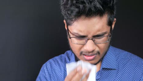 hombre que sufre de resfriado o gripe