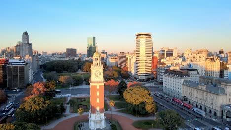 la icónica torre monumental de buenos aires se yergue orgullosa bajo el sol de la mañana