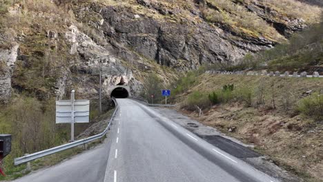 el túnel ospeli que atraviesa la montaña ospeli entre el valle de hjelledalen y el valle de skjerdingsdalen en rv 15 en la montaña strynefjellet noruega - muestra aérea de la entrada del túnel