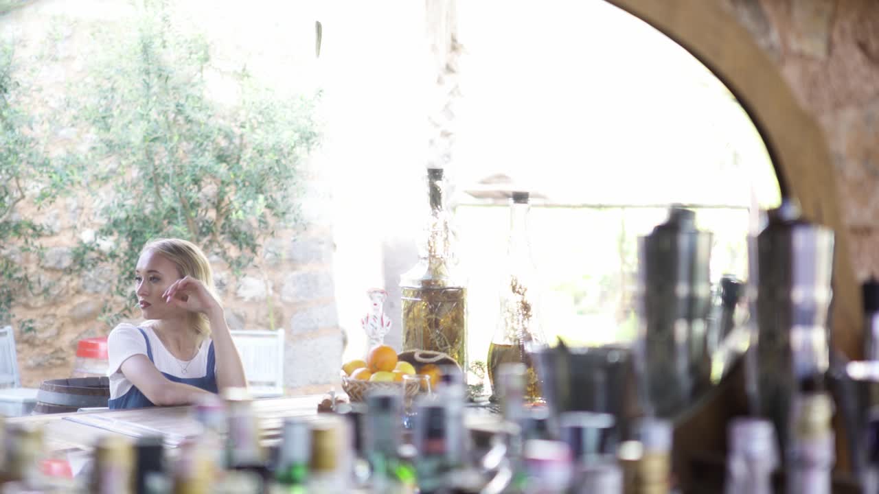 mujer relajándose en el bar al aire libre