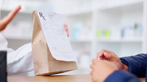 trabajador sanitario explicando las instrucciones de dosificación