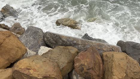 las olas chocando contra las rocas