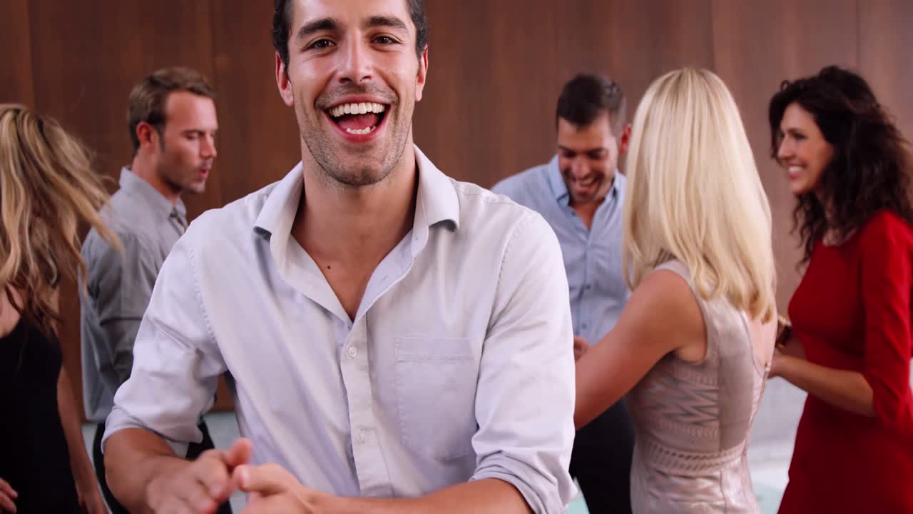 grupo de amigos bailando