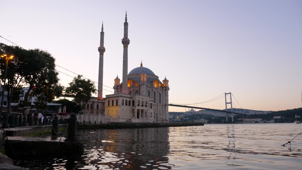 mezquita ortakoy en el paseo marítimo del bósforo en la hora de la mañana