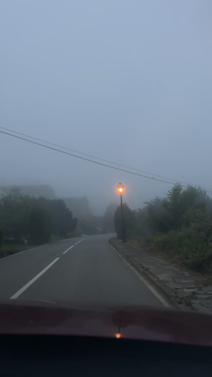 안개가 가득한 시골 도로