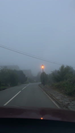 camino de campo lleno de niebla