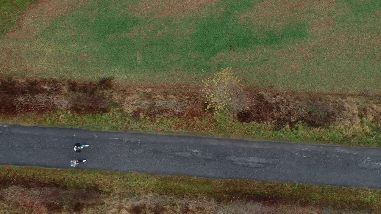 재판을 걷는 2명