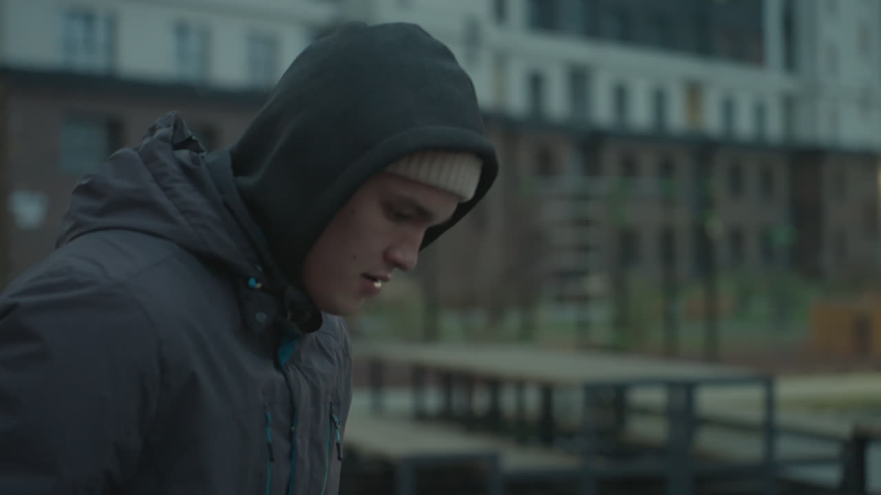 스포츠 아레나에서 집중된 운동선수 훈련, 해가 지는 동안 흐릿한 건물과 벤치의 도시 배경에 대한 역동적인 움직임에서 정밀성과 민성을 보여줍니다.