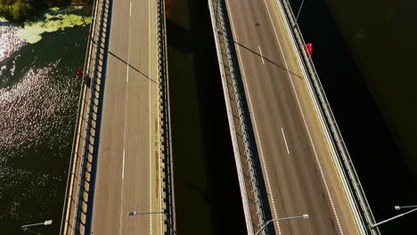 Puente-De-Coche-Sobre-El-Río.-Vista-De-Drone-Del-Puente-De-La-Carretera-Sobre-El-Río.