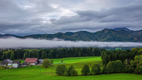 Zeitrafferaufnahme-Der-Vorbeiziehenden-Wolken-über-Einer-Grünen-Almwiese