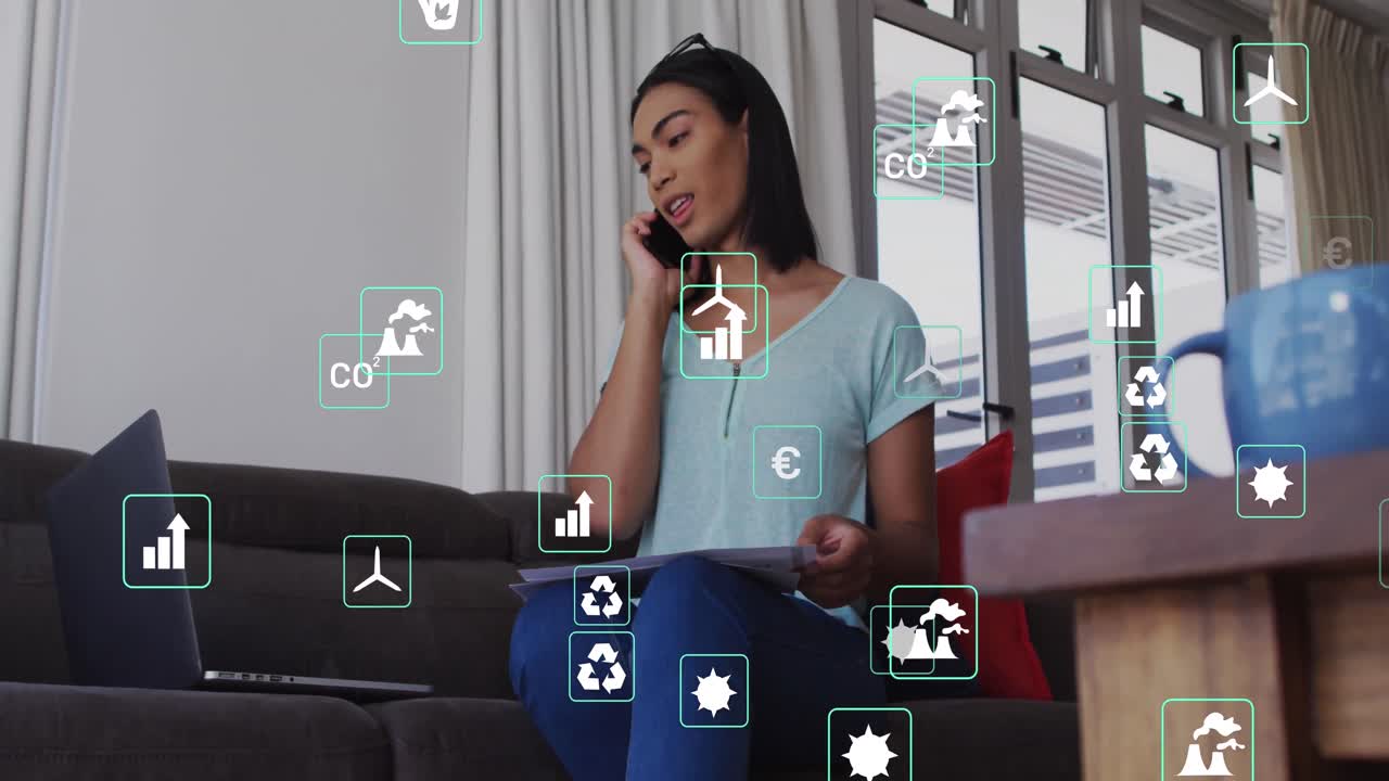 animación de iconos de ecología sobre mujer biracial usando teléfono inteligente.