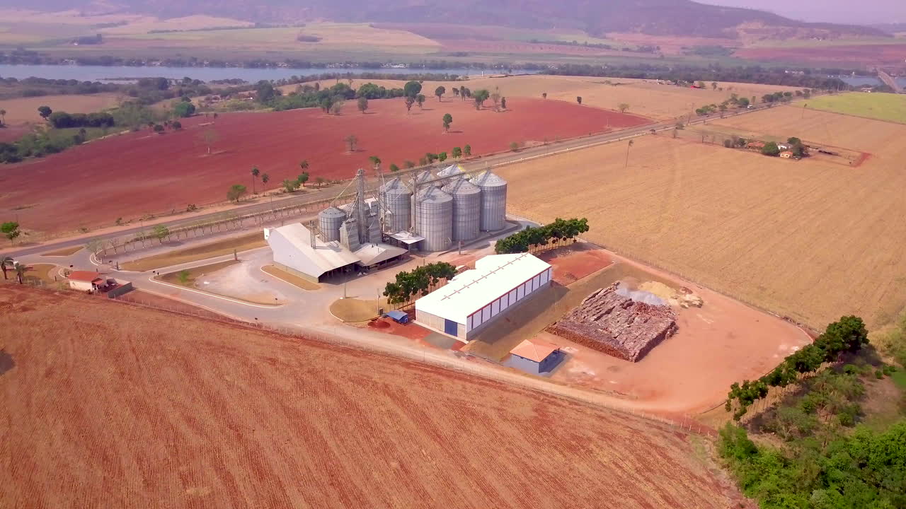 Luftaufnahme von landwirtschaftlichen Silos nahe der Autobahn.