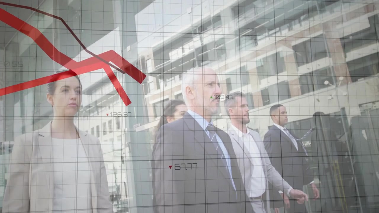 Камера расширяет обзор, показывая финансовых руководителей, проходящих мимо двери, с красным трендом, накладывающимся на падение, а затем рост.