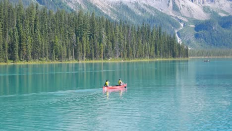 Vista-Del-Lago-Azul-Claro-De-Verano-Con-Gente-En-Canoa-En-El-Lago-Y-Hermosa-Cordillera-Con-Cielo-Azul-Claro-En-Vacaciones-De-Verano-En-El-Parque-Nacional-Yoho-banff,-Alberta,-Canadá