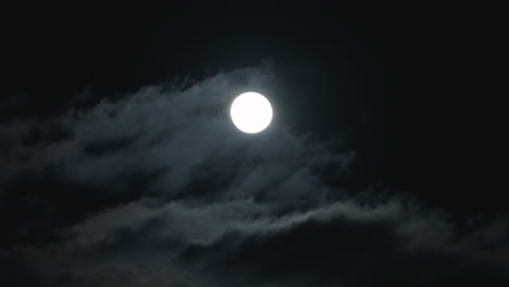 Nubes-Que-Pasan-Frente-A-La-Luna-En-El-Cielo-Nocturno---Disparo-En-ángulo-Bajo