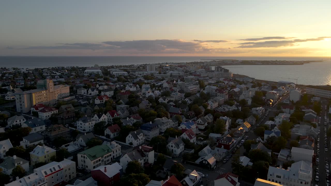 Fångad i 4K, en sen kvällssolnedgång badar Reykjavik i mjukt ljus klockan 23.00, vilket visar upp den isländska sommaren när solen sänker sig under stadssilhuetten i augusti.
