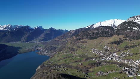 Amden-Weesen-Schweiz-Große-Und-Luftige-Aussicht-Auf-Das-Dorf-Am-Berühmten-See-Und-Ziel