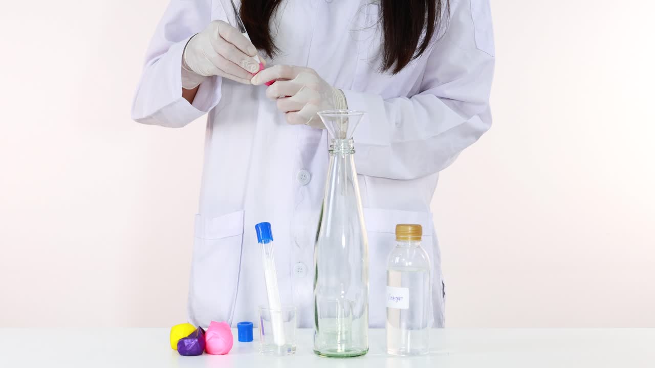 풍선을 부풀리는 화학 반응을 보여주는