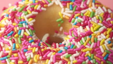 nahaufnahme eines donuts, der mit bunten spritzen bedeckt ist