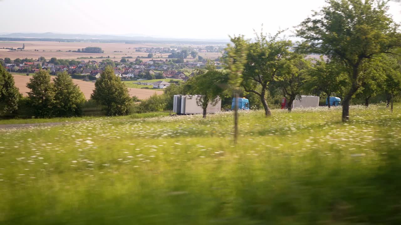 체코 시골을 통해 건축 자재 화물을 운송하는 트럭