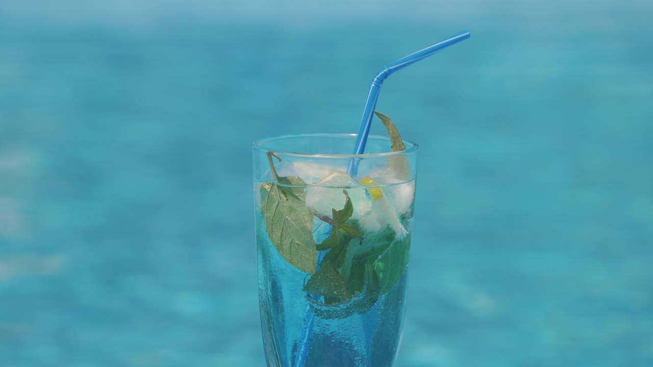 수영장 의 상쾌한 파란색 테일