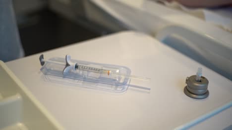jeringa médica en la mesa del médico de derecha a izquierda closeup