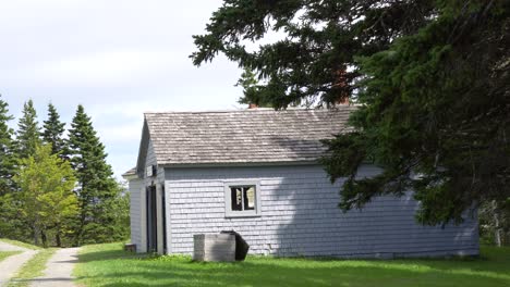 a small barn in the countryside surrounded by trees