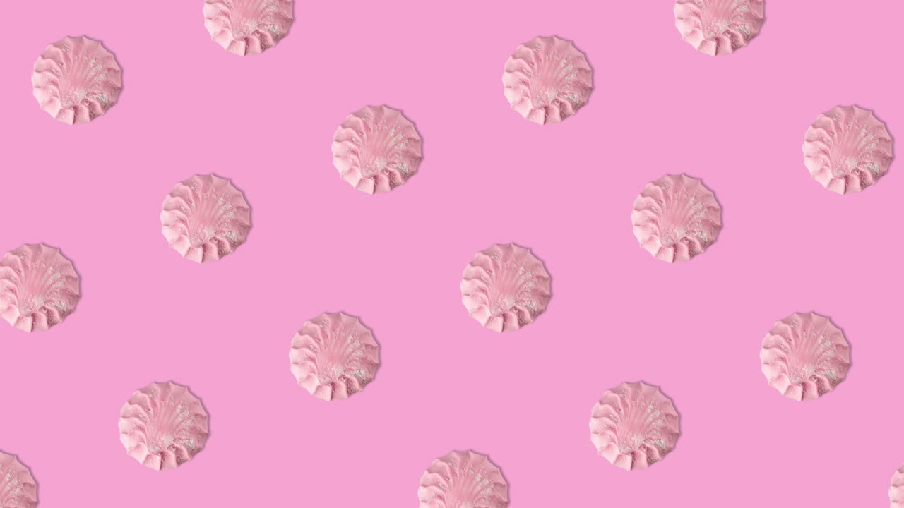 animación de bucle sin costuras de muchos malvaviscos rosados en un fondo rosado, espacio de copia, movimiento diagonal