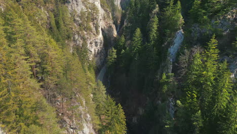 Camino-Sinuoso-Que-Atraviesa-Montañas