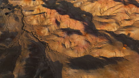 formaciones rocosas y acantilados naturales del desierto - tsagaan suvarga, mongolia al atardecer - fotografía aérea