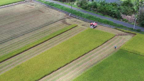 無人機拍攝的<unk>田,農民用多功能<unk>收機收割農作物 <unk>收車拖拉機在台灣的doliu yunlin