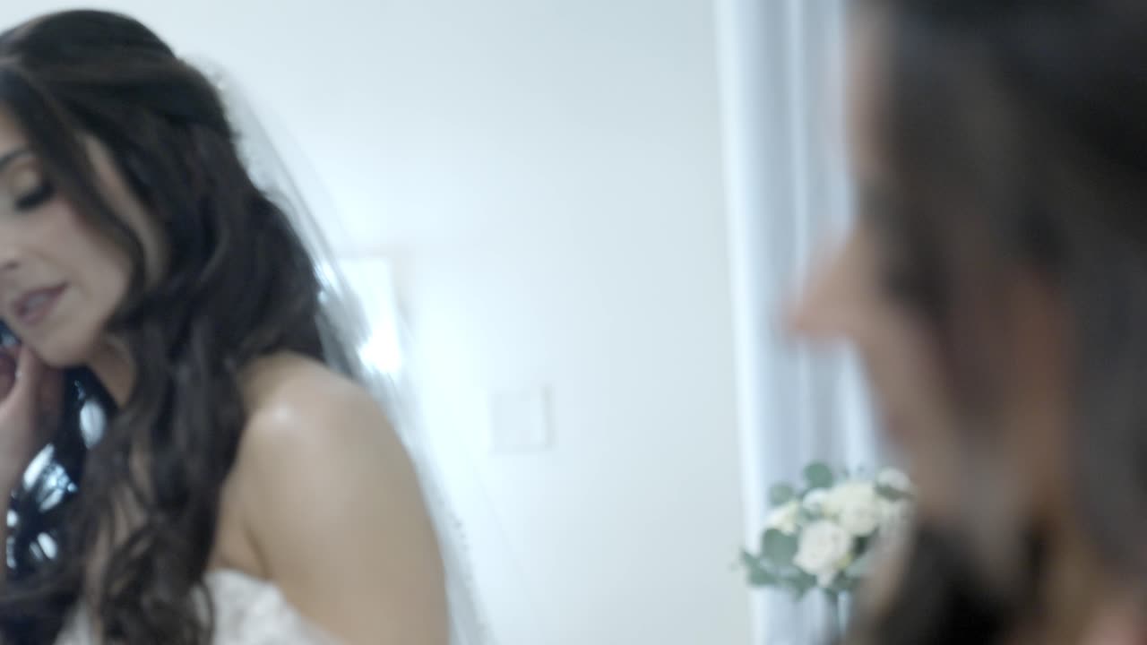 pendiente de perla para la novia, esposa feliz, lindos rizos, esposa bonita, casada, belleza, novia joven, mujer guapa, día perfecto, día de la boda, preparación para la novia, joyas, atractivo vestido hermoso