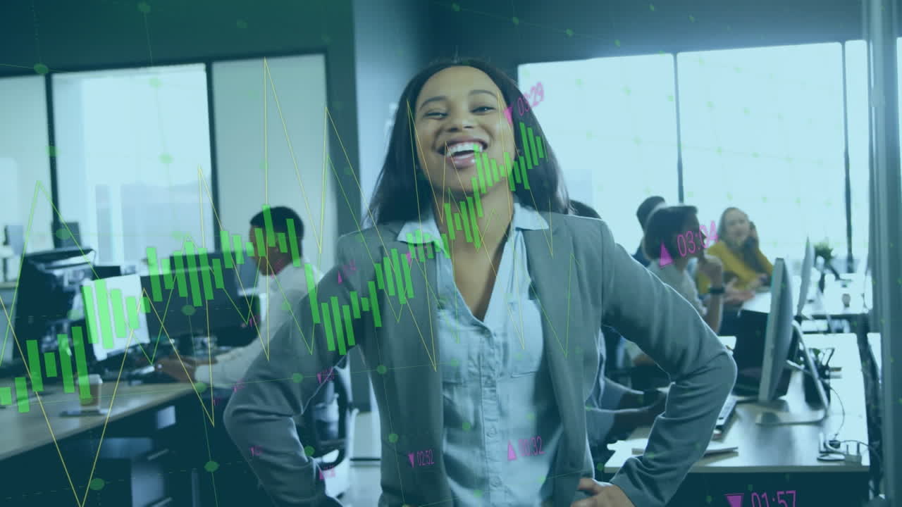 animación de procesamiento de datos sobre una mujer de negocios biracial diversa sonriendo en la oficina