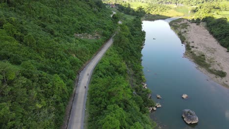 toma de drone de río y camino pequeño