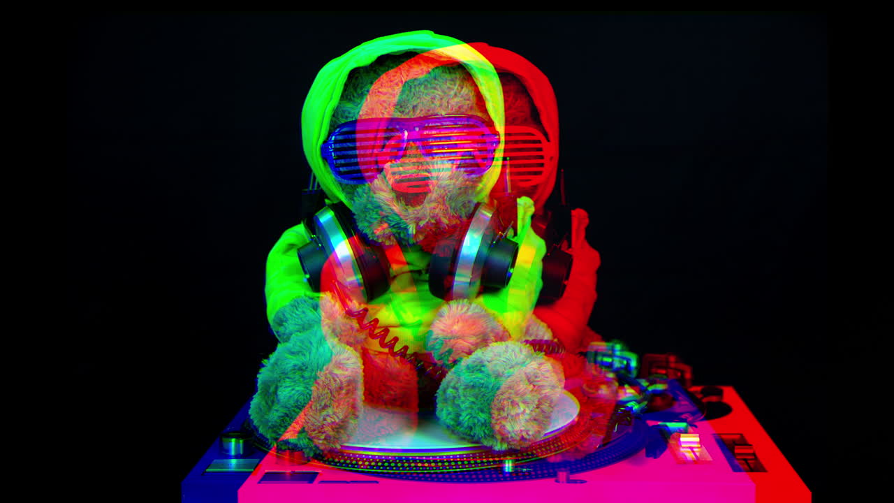 el dj del oso de peluche