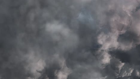 Vista-De-Relámpagos-En-El-Cielo-Oscuro-Y-Tormentoso-4k