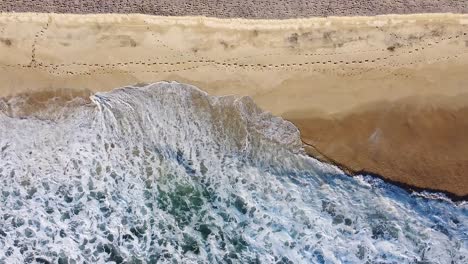 Wellen-Brechen-Bei-Sonnenuntergang-Am-Goldenen-Sandstrand-In-Baja-California-Sur,-Mexiko