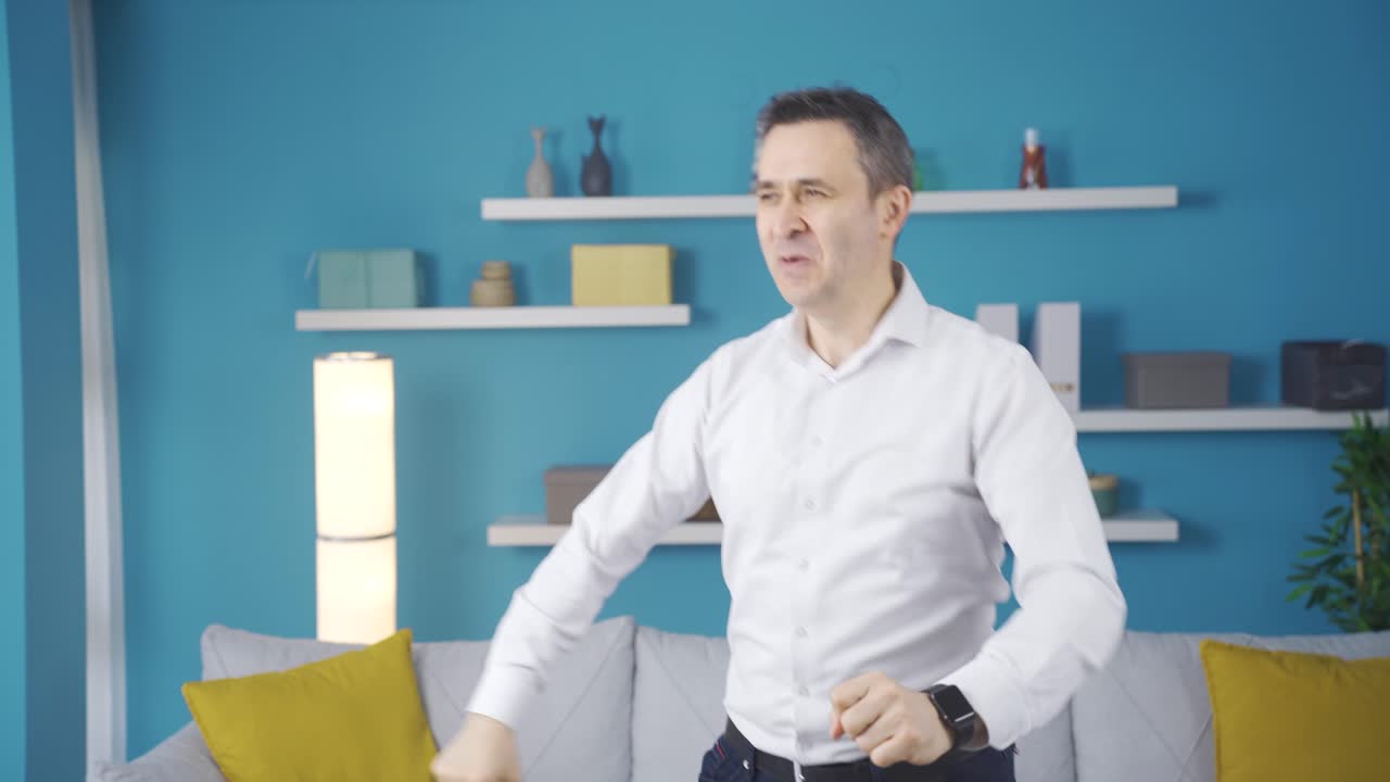 집에서 혼자 춤을 추는 남자. 재미있는 춤.